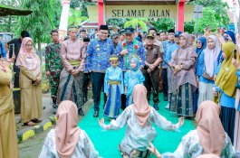 Pj Gubernur Sulsel dan Bupati Barru Pantau Langsung Program Makan Siang Bergizi di SDN 1 Barru