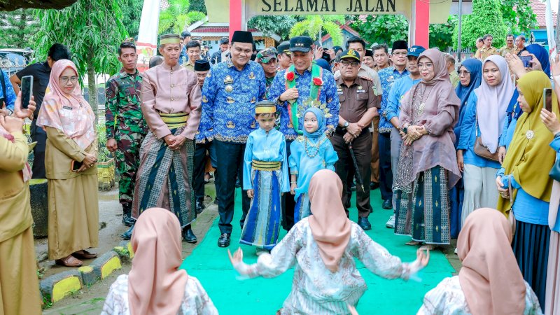 Pj Gubernur Sulsel dan Bupati Barru Pantau Langsung Program Makan Siang Bergizi di SDN 1 Barru