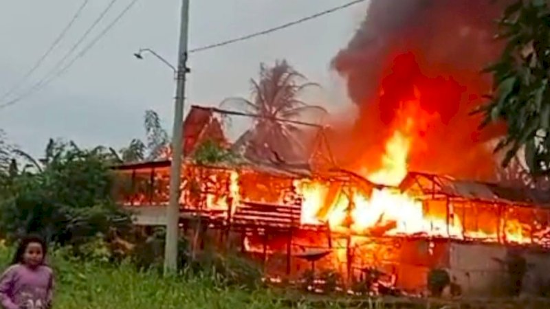 Rumah Panggung di Wajo Ludes Terbakar, Kerugian Capai Rp300 Juta