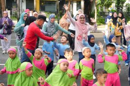 Minggu Ceria, Penjabat Gubernur dan Bunda PAUD Sulsel Bermain dengan Anak-Anak di Rujab