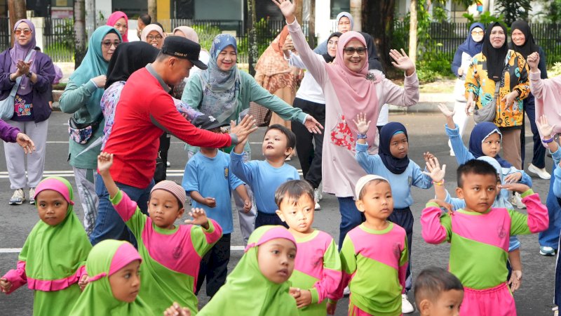 Minggu Ceria, Penjabat Gubernur dan Bunda PAUD Sulsel Bermain dengan Anak-Anak di Rujab