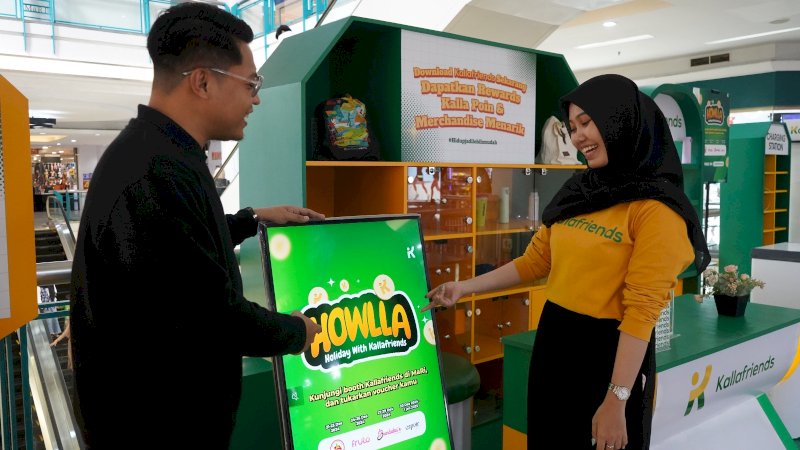 Tim Kallafriends memperkenalkan program Holiday with Kallafriends (HOWLLA) kepada pengunjung di Booth Kallafriends, Lantai 2 Mal Ratu Indah (MaRI). Program tersebut berlangsung 21 Desember 2024 hingga 1 Januari 2025.