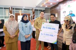 Bupati Barru Serahkan Bantuan Rehab Rumah Korban Bencana dan Santunan JKM BPJS Ketenagakerjaan