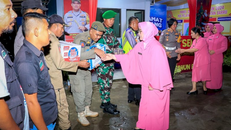 Bhayangkari Barru Beri Apresiasi Personel Pengamanan Natal dan Tahun Baru