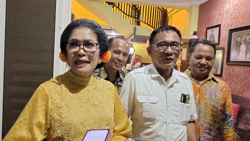 Kolonel Purn Ir Amsal Sampetondok bersama istri dan kerabat. (Dok Rakyatku)