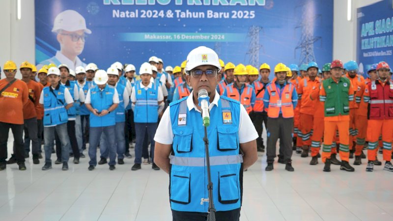 General Manager PLN UID Sulselrabar, Budiono memimpin apel siaga kelistrikan di kantor PLN Unit Pelaksana Pelayanan Pelanggam (UP3) Makassar Selatan pada Senin (16/12).