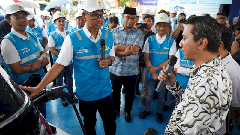 Direktur Utama PLN, Darmawan Prasodjo menyapa pengguna kendaraan listrik yang sedang melakukan pengisian daya di Stasiun Pengisian Kendaraan Listrik Umum (SPKLU) di Rest Area KM 519A Ruas Tol Solo-Ngawi, Jawa Tengah pada Rabu (25/12).