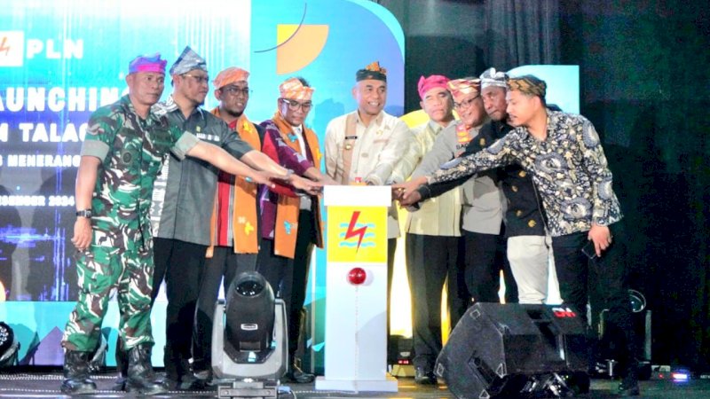 General Manager PLN UID Sulselrabar, Budiono beserta jajaran Forkopimda Buton Tengah secara simbolis meresmikan nyala listrik 24 jam di Kabupaten Buton Tengah (30/12).