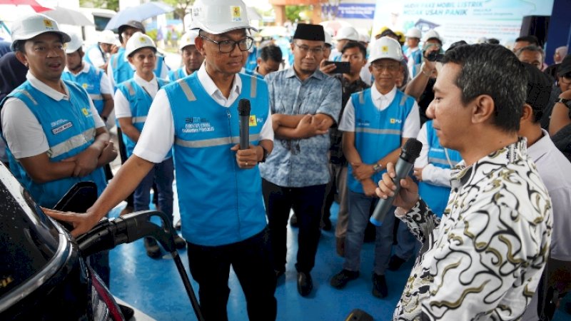 Direktur Utama PLN, Darmawan Prasodjo menyapa pengguna kendaraan listrik yang sedang melakukan pengisian daya di Stasiun Pengisian Kendaraan Listrik Umum (SPKLU) di Rest Area KM 519A Ruas Tol Solo-Ngawi, Jawa Tengah.