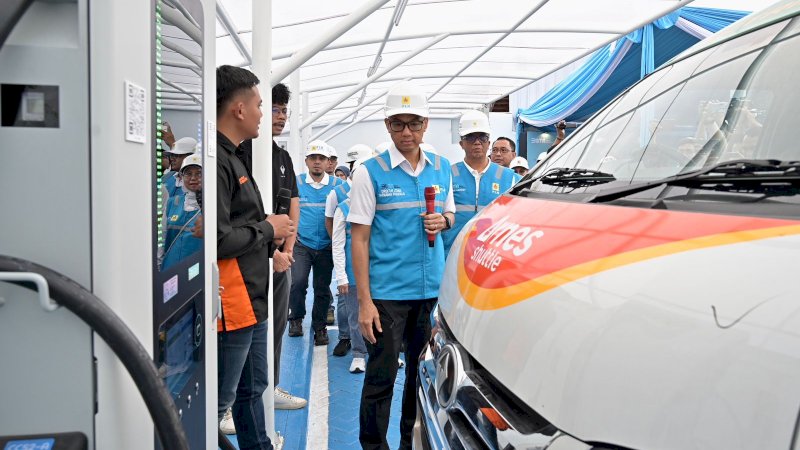 Direktur Utama PLN, Darmawan Prasodjo (kedua dari kanan) berinteraksi dengan salah satu pengguna SPKLU dari penyedia angkutan massal di One Stop EV Charging Station di Surapati, Bandung, Jawa Barat, Rabu (25/12).