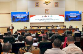 Menko PMK Pratikno Serahkan Bantuan Rp14,4 Miliar untuk Penanganan Bencana di Sulsel