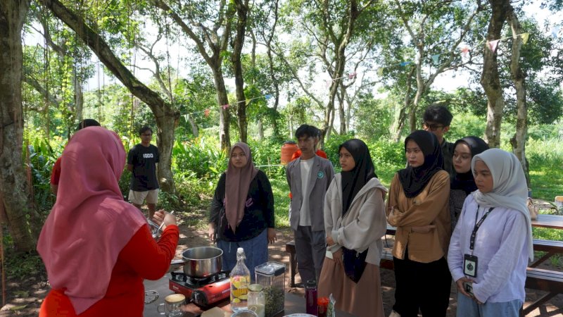 Mahasiswa Kalla Institute Terapkan Konsep Bisnis Berkelanjutan di Kebun Tetangga