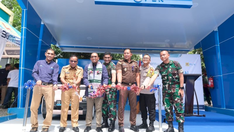 General Manager PT PLN (Persero) Unit Induk Distribusi Sulawesi Selatan, Sulawesi Tenggara, dan Sulawesi Barat (UID Sulselrabar), Budiono beserta jajaran Forkopimda Kabupaten Pinrang tengah meresmikan secara simbolis SPKLU PLN UP3 Pinrang.