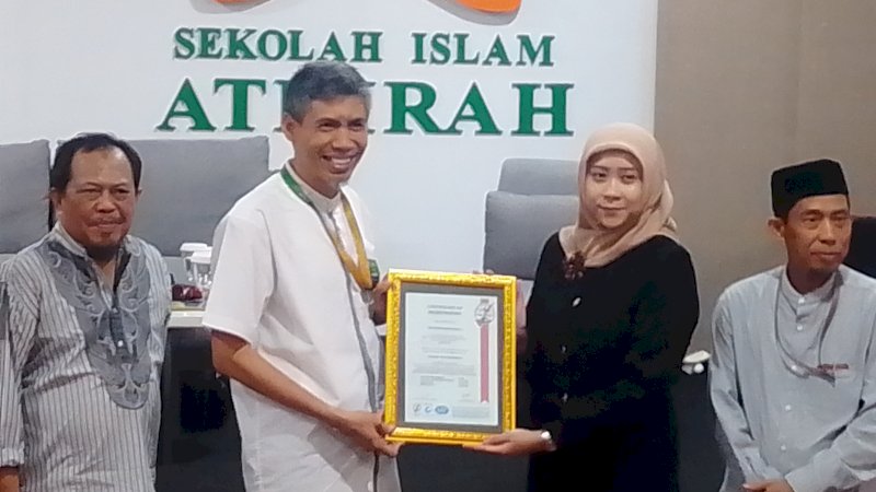 Dari Kanan ke Kiri

1. Kepala Lembaga Penjaminan Mutu dan Pengembangan (LPMP) Sekolah Islam Athirah (Yauri M. Idrus, S.Pd., M.M.
2. Direktur PT. Decra Group Indonesia (Amanda Di Fauzi Satyawenda, S.T., M.B.A.
3. Direktur Sekolah Islam Athirah (H. Syamril, S.T., M.Pd.)
4. Wakil Direktur Sekolah Islam Athirah Wilayah Kajaolalido (Dr. Patris Hasanuddin, M.Pd.)