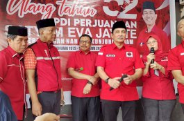 PDIP Sulsel Bagikan Bibit Ikan Hingga Gerobak UMKM ke Masyarakat