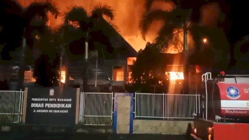 Kantor Dinas Pendidikan Kota Makassar Kebakaran (Foto: istimewa) 