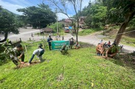 Kalla Beton Berbagi Bibit Pohon dan Sembako ke Warga Lonjoboko