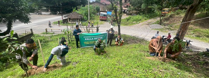 Kalla Beton Berbagi Bibit Pohon dan Sembako ke Warga Lonjoboko