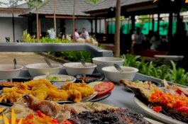Saoenk Cobek Hadirkan Menu Baru, Bebek Goreng Rempah & Ketan Naga Hitam