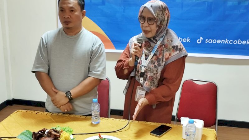 Owner Saoenk Cobek Ibrahim , GM Saoenk Cobek Nurcaya Amier saat menunjukkan menu baru 