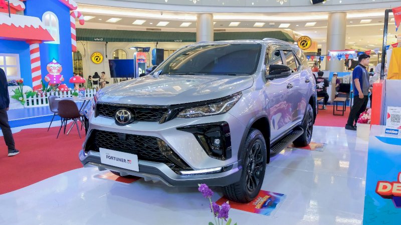 Kalla Toyota konsisten duduki tahta tertinggi pangsa pasar otomotif Sulawesi selama lima tahun terakhir. Ditengah kondisi pasar otomotif yang melemah, market share Toyota justru mengalami peningkatan dibanding periode yang sama tahun lalu. Sepanjang tahun 2024, Kalla Toyota mencatat penjualan di angka 20.122 unit dengan pangsa pasar sebesar 34,4%. Capaian ini menempatkan Toyota sebagai pilihan nomor satu pilihan mobilitas masyarakat terkhusus di wilayah Sulsel, Sulbar, Sulteng dan Sultra