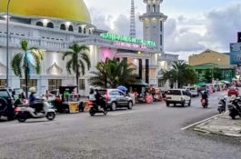 Warga Sekitar Masjid Agung Ummul Quraa Sengkang, Mengeluh Dengan Banyaknya Penjual dan Sampah