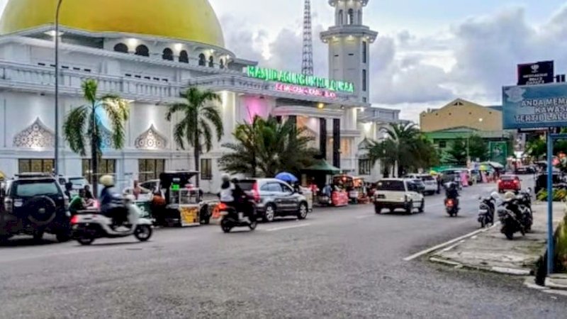 Masjid Agung Ummul Quraa Sengkang yang dipenuhi pedagang