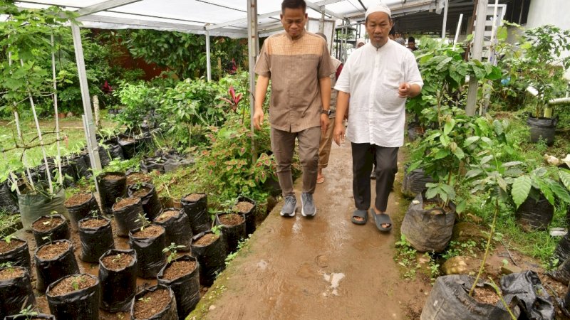 Kunjungi Pesantren Alam Indonesia di Barru, Prof Fadjry Djufry Siap Bantu Bibit Ternak Varietas Unggul