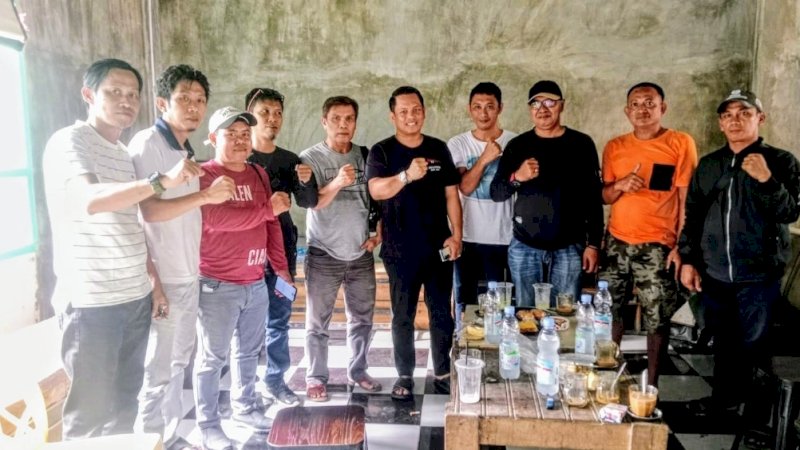 Wakil Ketua DPRD Sulsel Ngopi Bareng Bersama Wartawan