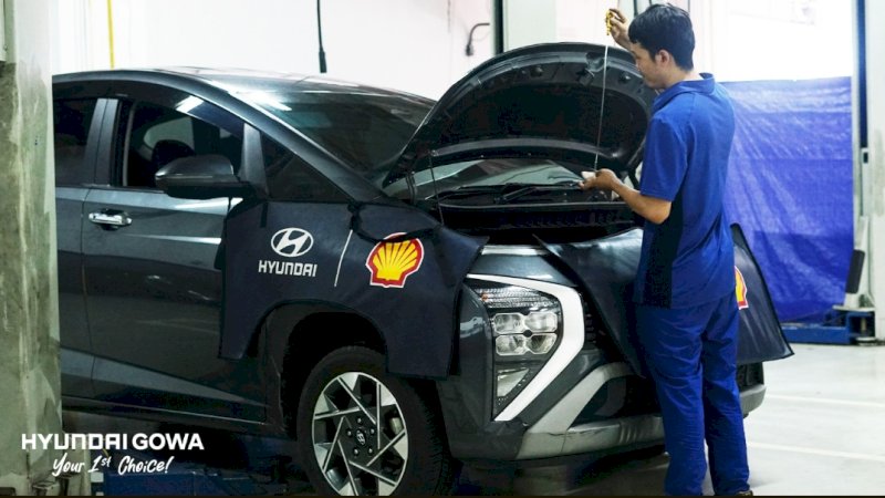 Mekanik memeriksa salah satu mobil listrik hyundai