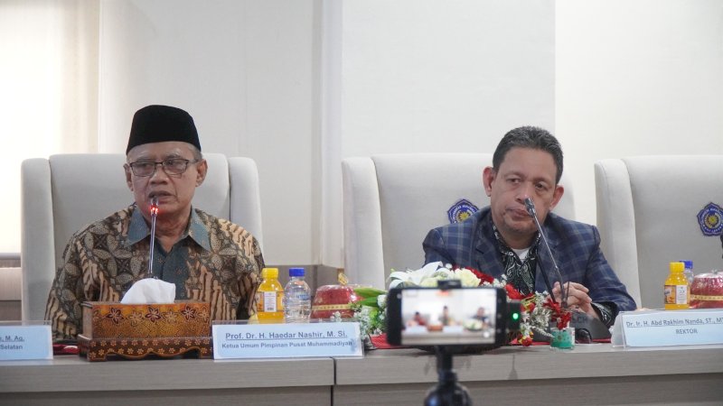 Ketua umum pimpinan pusat Muhammadiyah Haidar Nashir bersama Rektor Unismuh Makassar