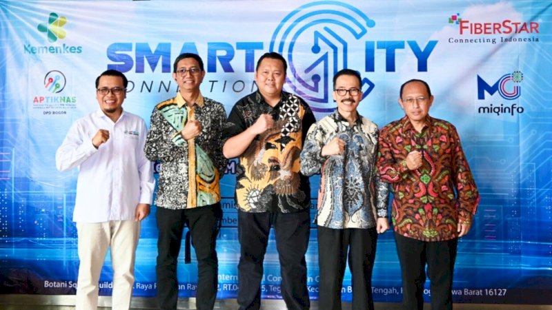 (Kiri ke kanan) Azka Basil Danish Rahmat selaku Ketua APTIKNAS DPD Bogor, Setiaji, S.T, M.Si selaku Chief of Technology Transformation Office (TTO) Kementerian Kesehatan (Kemenkes) RI, Syaiful Rahmat selaku National Sales Division Head Fiberstar. Ir. Soegiharto Santoso, SH selaku Ketua Umum DPD APTIKNAS, Sapto Handoyo Jati selaku Government Account Director Fiberstar.