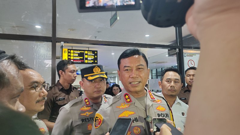 Kapolda Sulsel, Irjen Pol Yudhiawan Wibisono didampingi Kapolres Pelabuhan Makassar, AKBP Restu Wijayanto di RS Bhayangkara Makassar pada Senin 10/2/2025. (Dok Rakyatku)