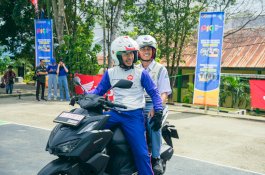 Ini Tips Naik Motor Berboncengan ala Asmo 