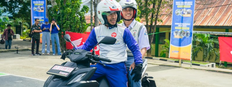 Ini Tips Naik Motor Berboncengan ala Asmo 