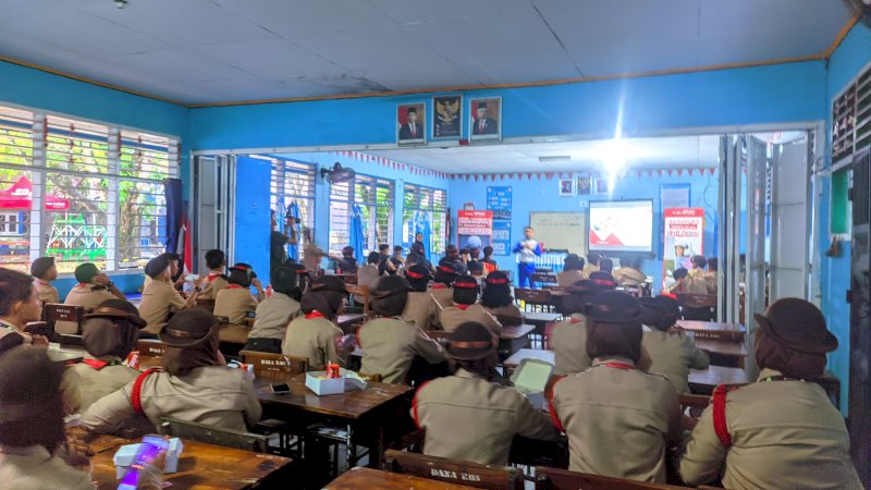 Instruktur Safety Riding Wanny memberikan edukasi kepada pelajar SMPN 17