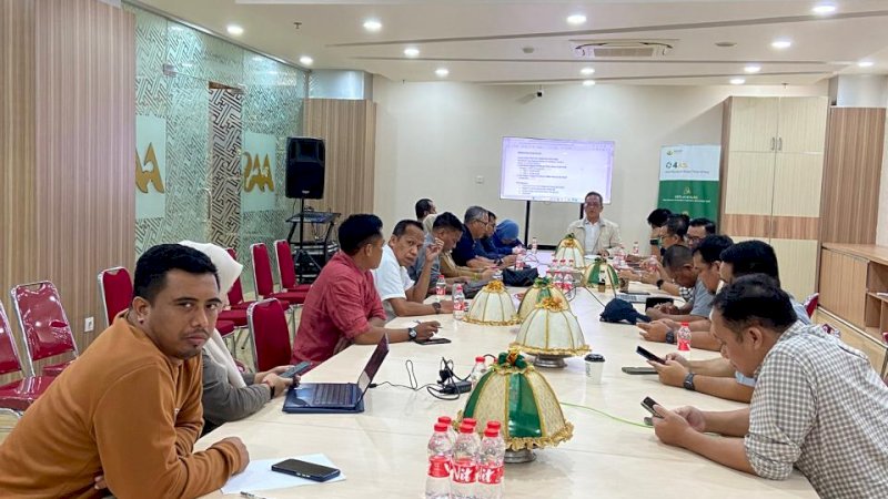 Ketua Panitia SUMU Himpuni 2025, Prof Murtir Jeddawi memimpin rapat panitia di lantai III AAS Building, Selasa (11/2/2025) malam.