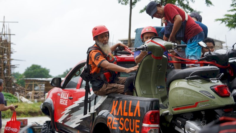 Aksi tim LAZ Hadji Kalla dan Kalla Rescue saat mengevakuasi warga yang terdampak bencana di Kecamatan Manggala, beberapa waktu lalu.