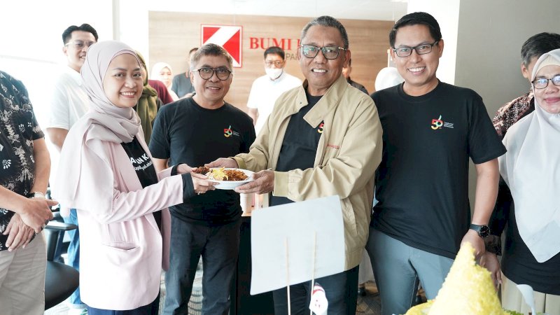 Direksi dan Manajemen Bumi Karsa melakukan pemotongan tumpeng dan foto bersama dalam perayaan HUT ke-56 Bumi Karsa di Wisma Kalla, Jumat (14/2/2025).