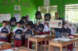 Telkomsel Salurkan Bantuan Tas Sekolah Hasil Penukaran 1 Juta Telkomsel Poin dan uCoin by.U melalui Program Kolaborasi bersama Pelanggan dan Seniman Disabilitas