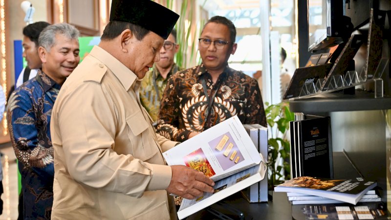 Presiden memeriksa dan melihat Tabungan emas Pegadaian Bullion setelah diresmikan 