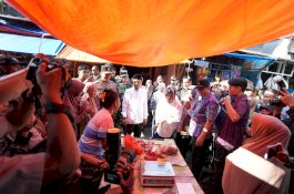 Momen Kompak Gubernur dan Wagub Sulsel Pantau Harga Sembako di Pasar Terong