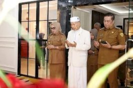 Perdana Masuk Kantor, Bupati Barru Langsung Perhatikan Kebersihan Tempat Ibadah