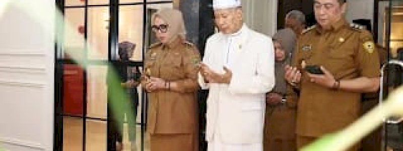 Perdana Masuk Kantor, Bupati Barru Langsung Perhatikan Kebersihan Tempat Ibadah