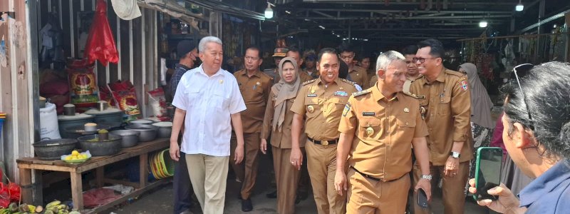 Ketua DPRD Firmansyah Perkesi, Dampingi Bupati dan Wakil Bupati Wajo Tinjau Pasar Mini