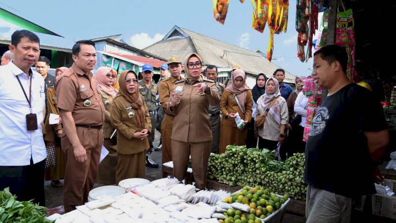 Bupati Barru Temui Pedagang Pasar Mattirowalie, Pantau Harga dan Ketersediaan Bahan Pokok