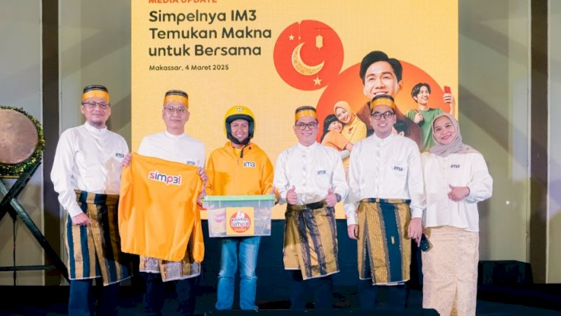 Management Indosat menyerahkan dan memasangkan jaket serta helm ke sales eksekutif IM3