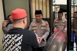 Kapolres Wajo Bagikan Takjil Kepada Tahanan