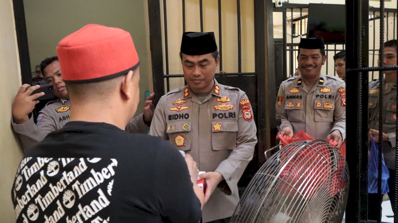 Kapolres Wajo Bagikan Takjil Kepada Tahanan