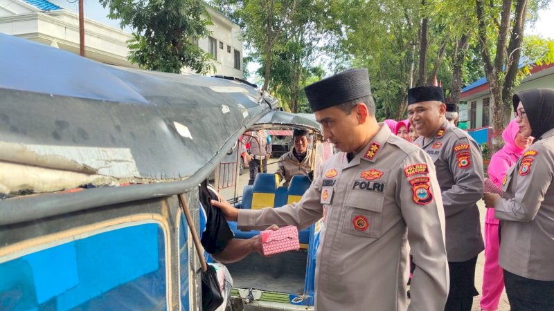 Momentum Ramadhan, Polres Pangkep Rutin Bagi Takjil